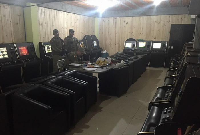 Polícia fecha bingo que fazia serviço de leva e traz dos jogadores em Balneário Camboriú