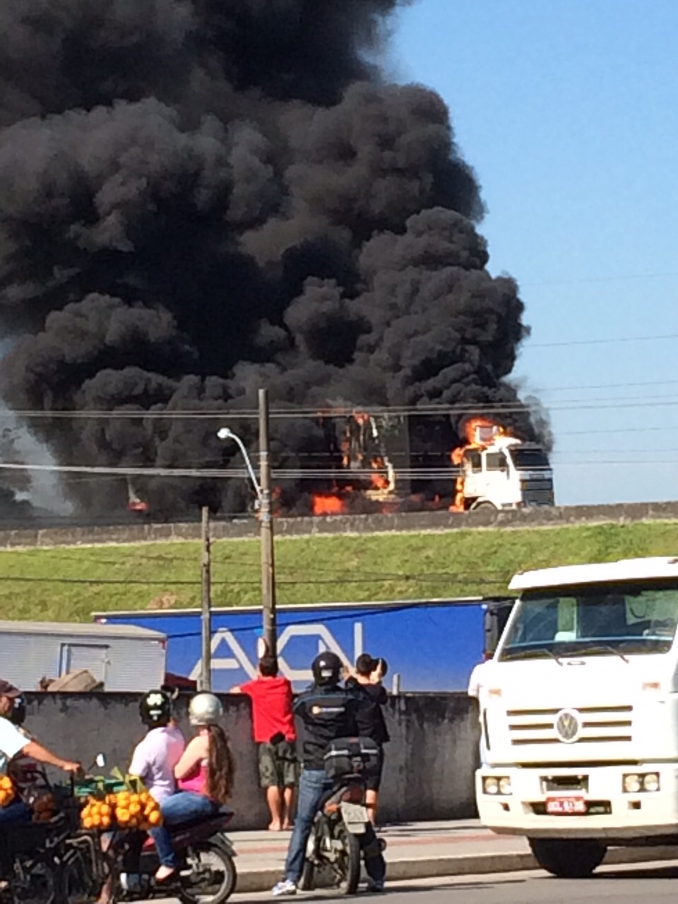 Caminhão incendeia após passar por cima de motocicleta na BR-101