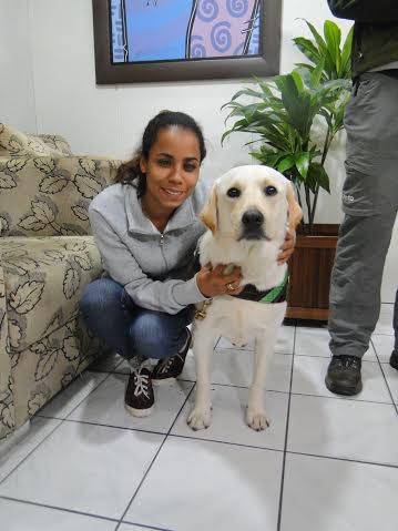 Cão-guia e deficiente visual treinam adaptação em shopping de BC