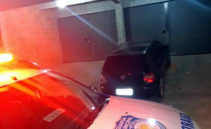 Mulher que dirigia carro roubado é detida por guardas municipais
