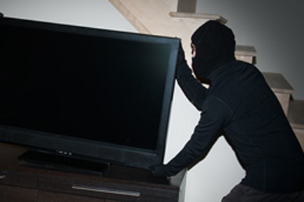 Homem invade edifício pelo Rio Camboriú e furta televisores