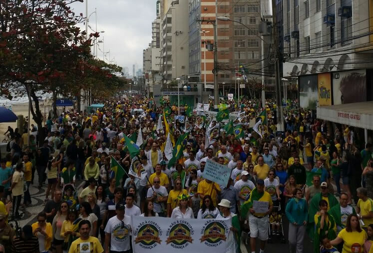 7 mil pessoas protestaram contra o governo federal em Balneário Camboriú