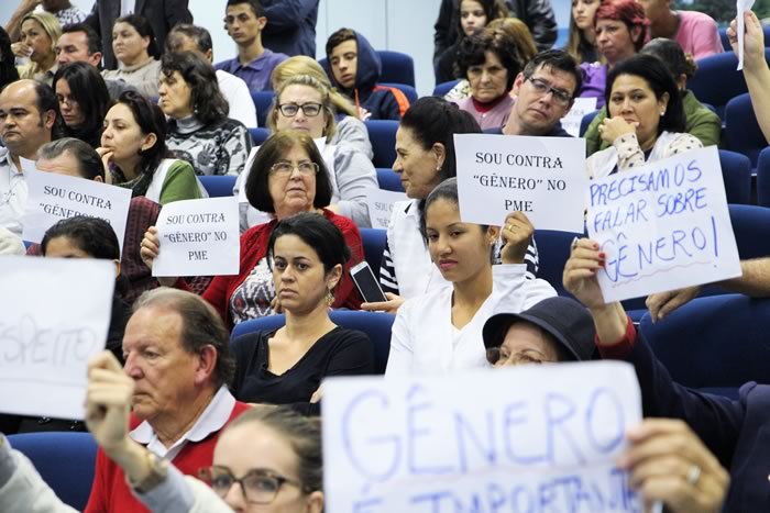 Público lota plenário para acompanhar votação do Plano Municipal de Educação