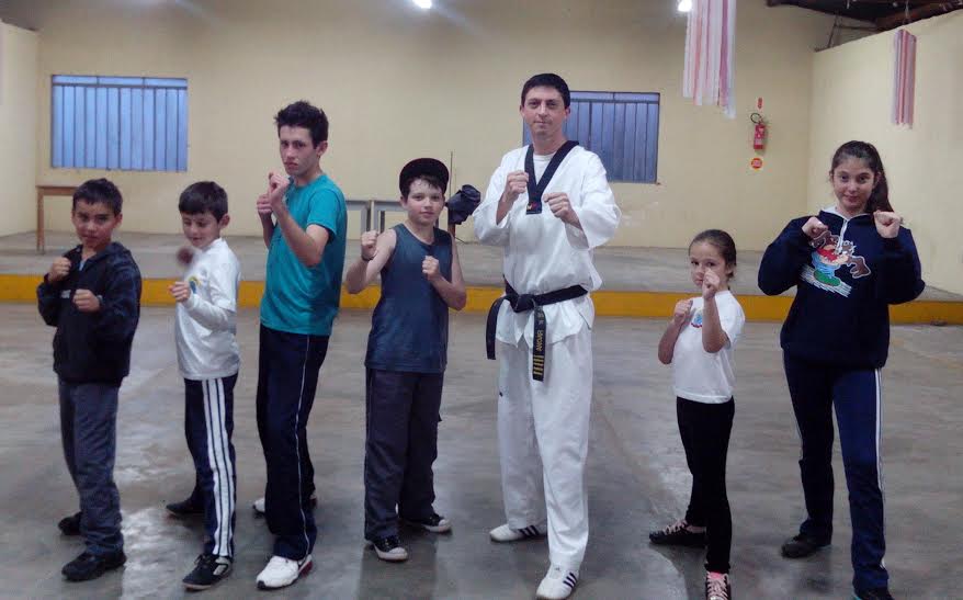 Projeto voluntário de artes marciais completa 11 anos em Balneário Camboriú