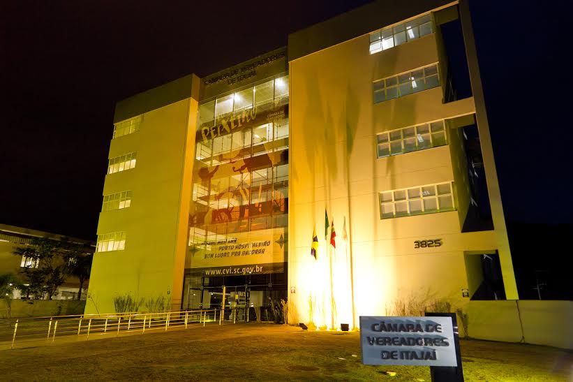 Câmara de Itajaí ilumina prédio em apoio à prevenção de suicídio