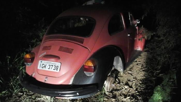 Fusca furtado é abandonado sem as rodas no bairro da Barra