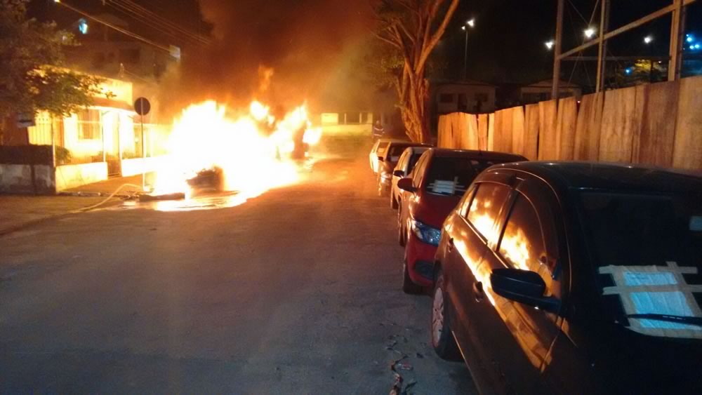 Incêndio é provocado após coquetel molotov ser arremessado na Rua Inglaterra