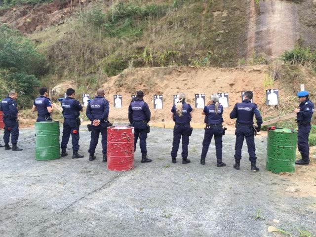 Guardas municipais tem qualificação com aulas de tiro em estande da Polícia Militar