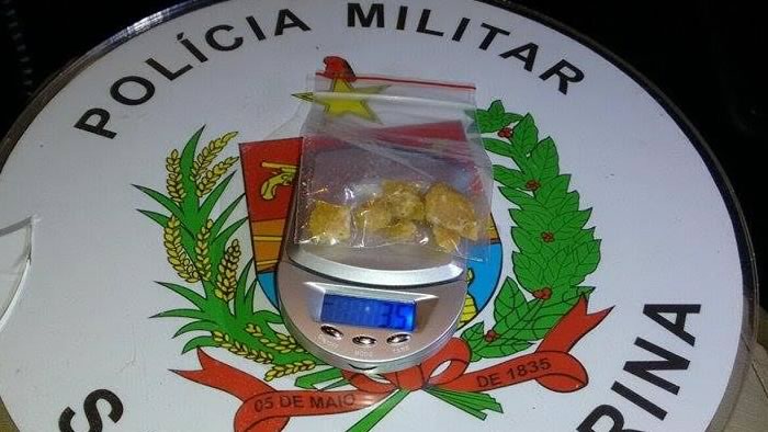 Homem com 40 passagens policiais é detido com crack no Bairro dos Municípios