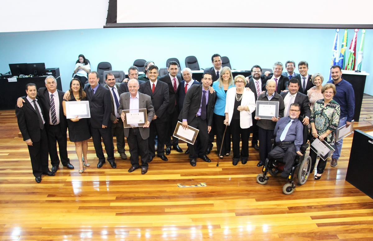Prêmio Vereador Amigo da Comunidade homenageia 13 ex-vereadores