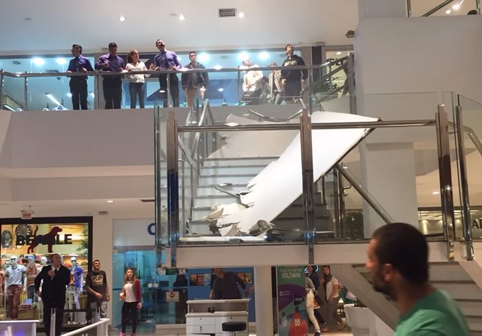 Parte do teto do Itajaí Shopping desaba devido ao temporal