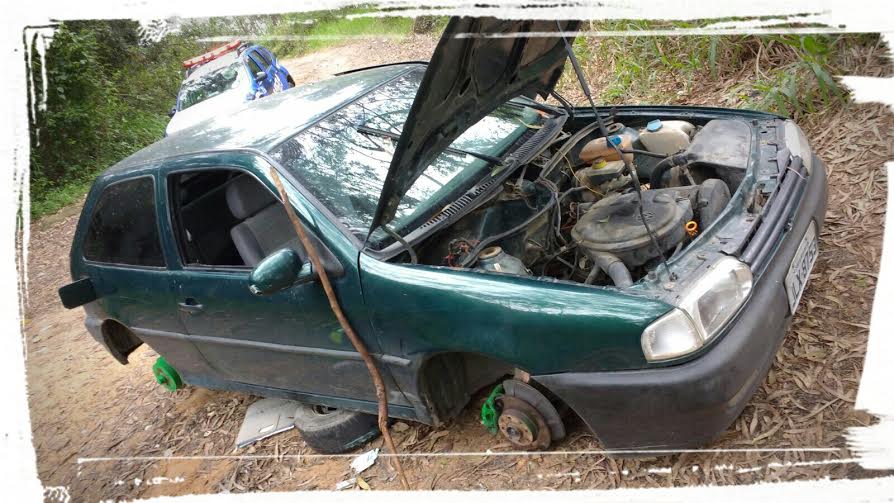 Carro roubado é localizado sem as rodas na praia de Laranjeiras