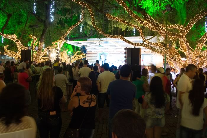 Cerca de 1500 pessoas participam da abertura do Natal Luz em Camboriú