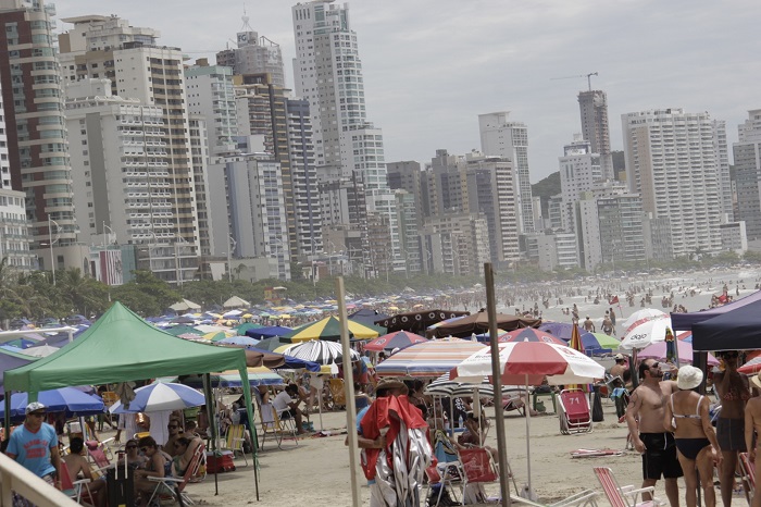 Verão impulsiona empregos temporários em Balneário Camboriú