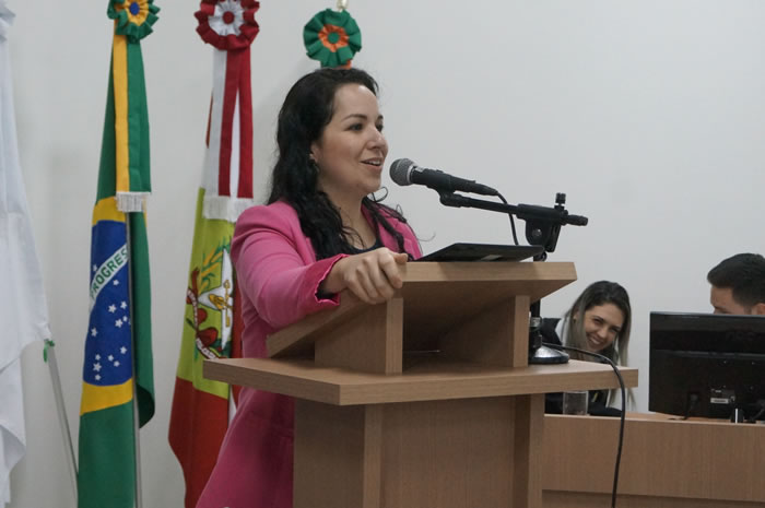 Vereadora pede por mensagens de celular no sistema de Saúde de Camboriú