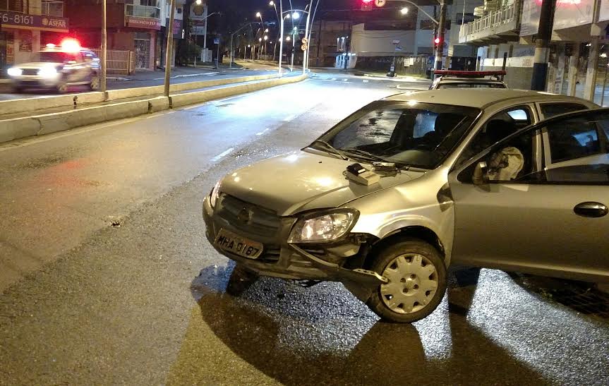Mulher alcoolizada provoca acidente de trânsito e vai presa por insultar guardas