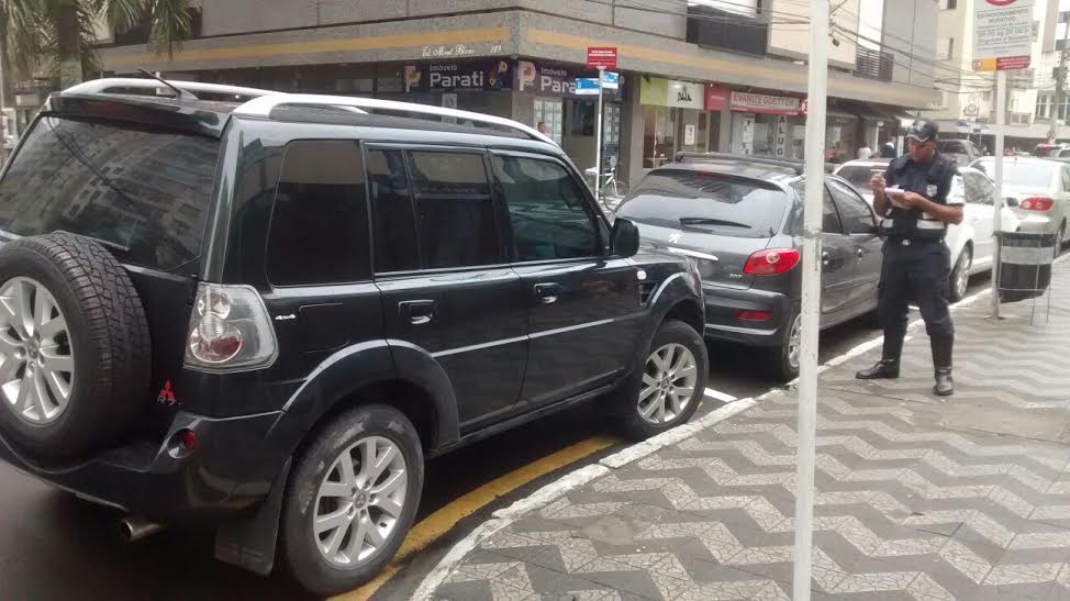 Feriado aumenta o número de carros e infrações de trânsito se multiplicam