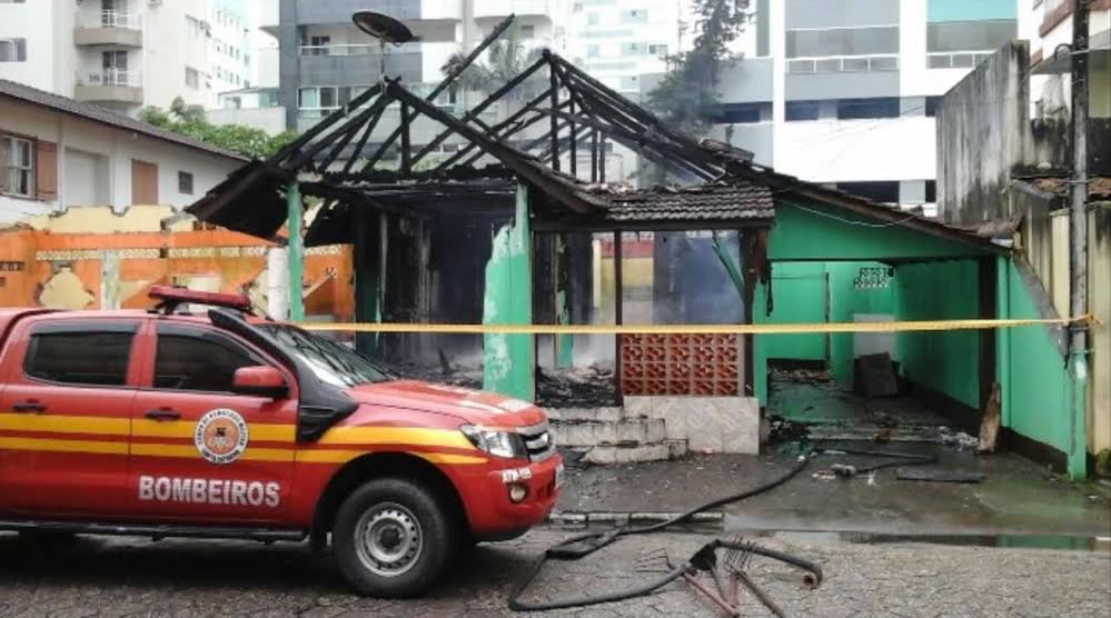 Corpo carbonizado é encontrado após incêndio no centro de BC