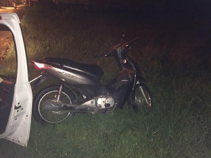 Adolescente empina moto furtada na frente da PM e é apreendido