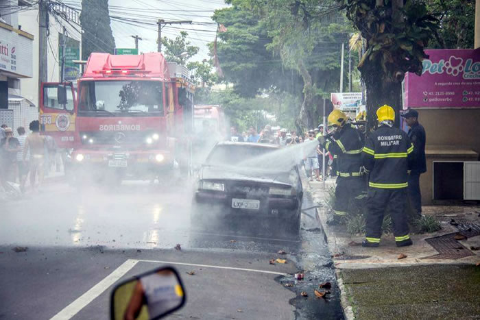 Carro incendeia no centro de Balneário Camboriú