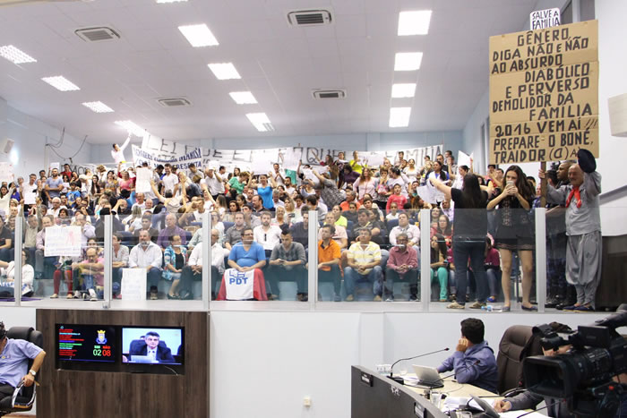 Após polêmica, câmara aprova Plano Municipal de Educação