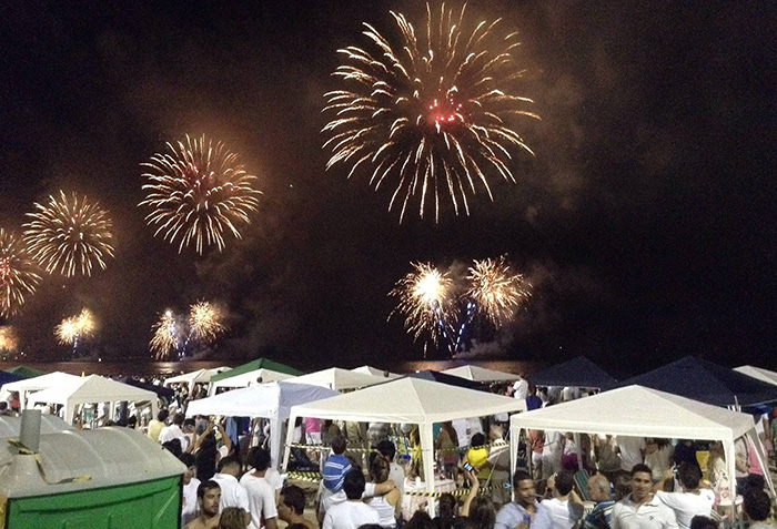 Regras da festa da virada: proibição de copos e garrafas de vidro e caixas de som na praia de Balneário Camboriú