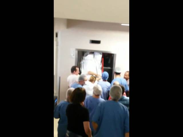 Paciente do Hospital Marieta fica preso de maca em porta de elevador