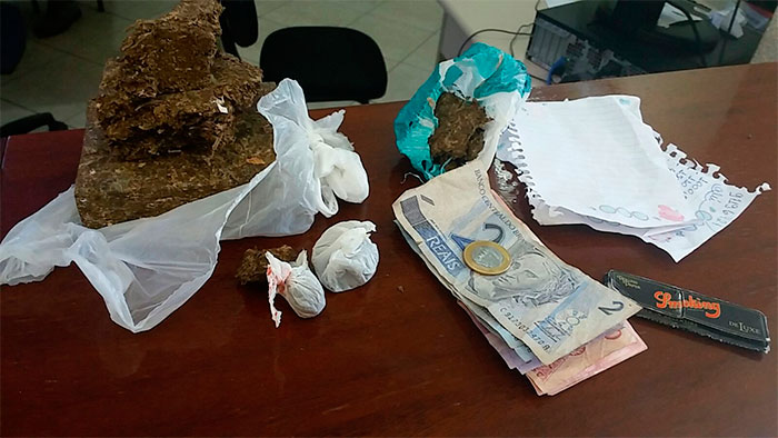 Quatro pessoas são presas com 1 Kg de maconha no bairro da Barra