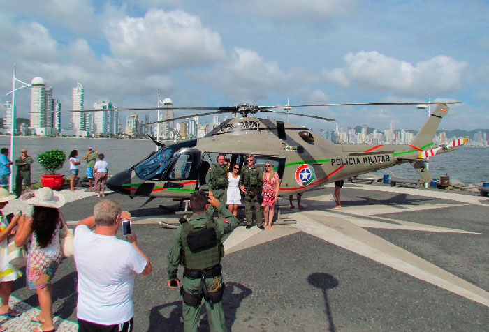 Helicóptero Águia pousa no molhe da Barra Sul para demonstração operacional