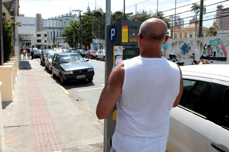 Sancionada Lei que altera prazo para regularizar estacionamento rotativo em Itajaí