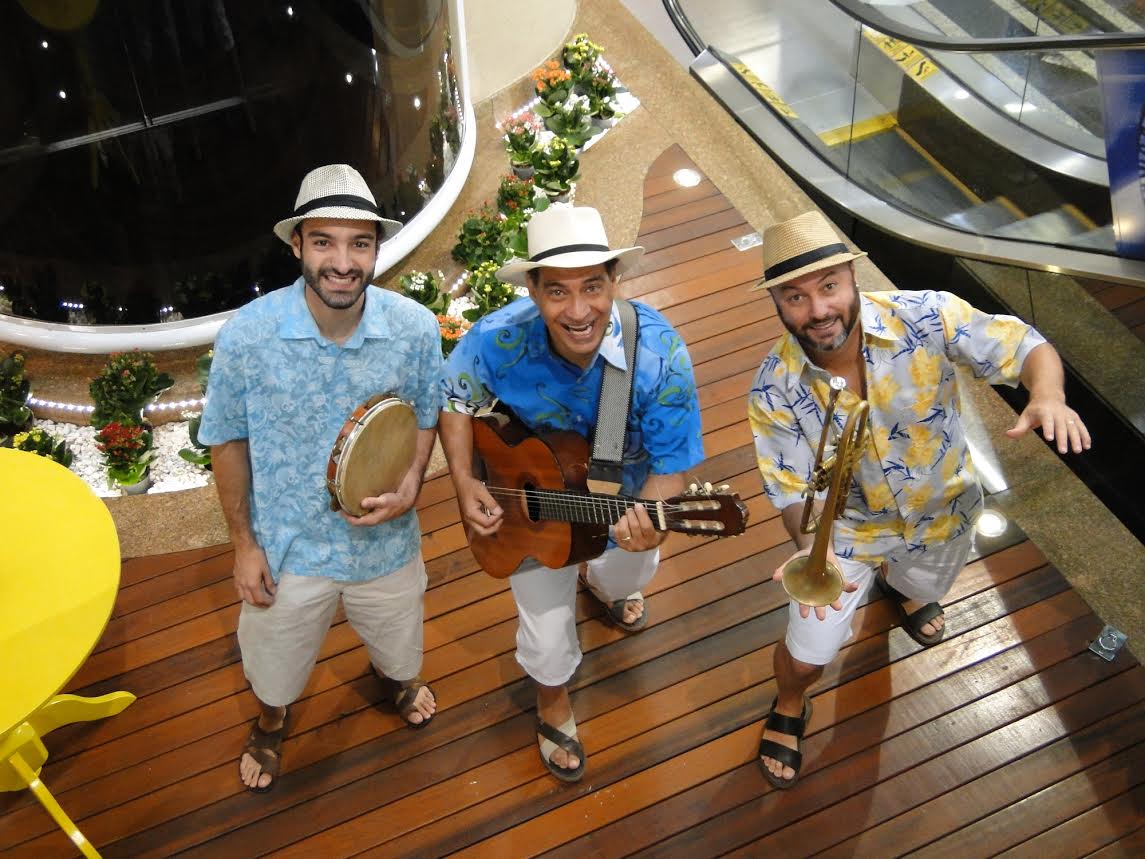 Marchinhas e sambas clássicos no Carnaval do Atlântico Shopping