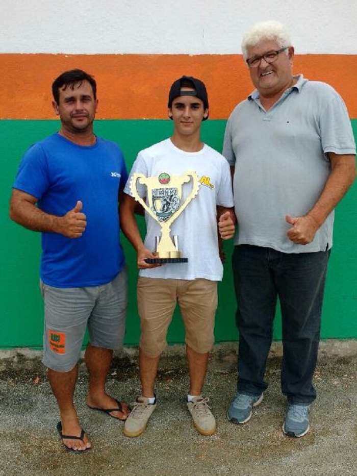 Piloto de Camboriú recebe troféu do Catarinense de Velocross