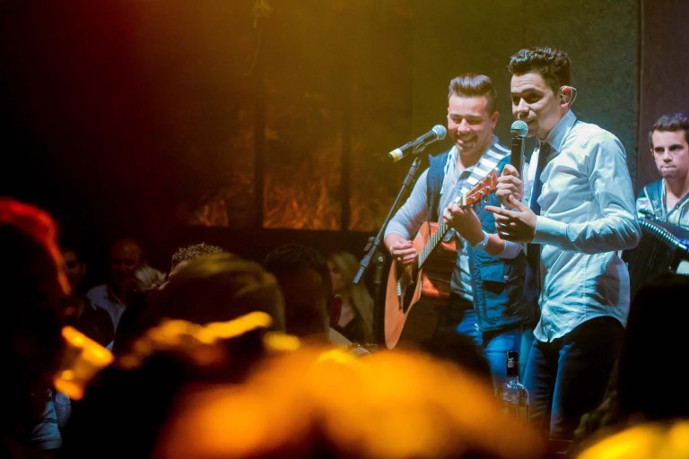 Sucesso no Paraná, dupla André Lucas & Thiago faz apresentação na Shed Western Bar