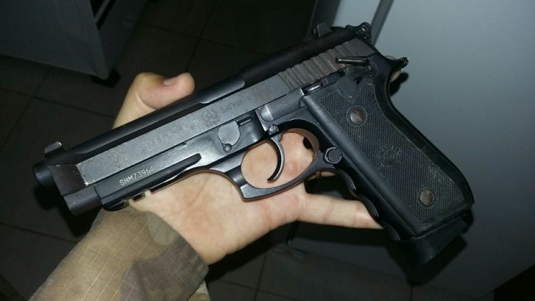 Homem é flagrado com arma furtada de agente do DEAP