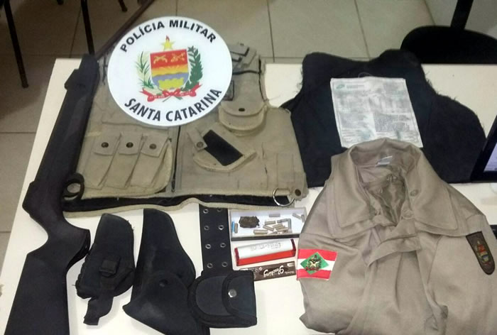 Filho de policial pega colete e espingarda do pai e troca por meio quilo de maconha