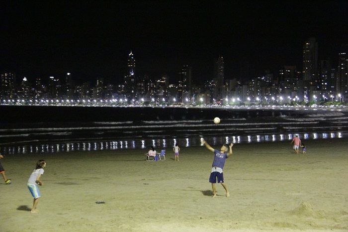 Horário de verão termina, mas o esporte continua na Orla da Praia de Balneário Camboriú 1 (Amanda Weber / Divulgação)