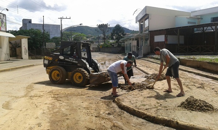 Equipes realizam a limpeza das vias após enxurrada em Camboriú