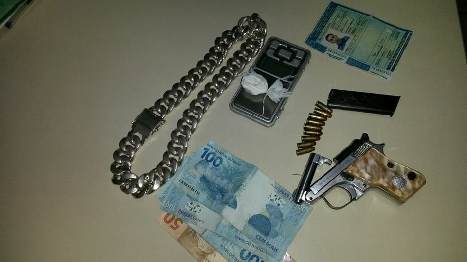 Homem é preso com pistola no Monte Alegre 1 (Polícia Militar / divulgação)