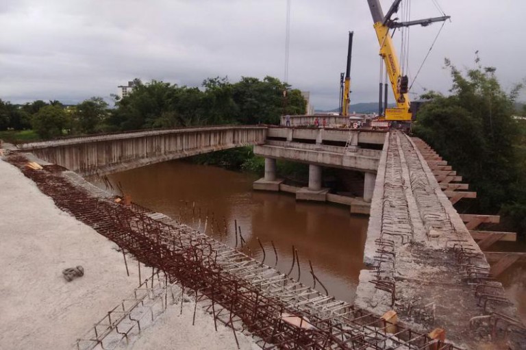 Três vigas do vão central da Ponte Jacob Ardigó já foram colocadas