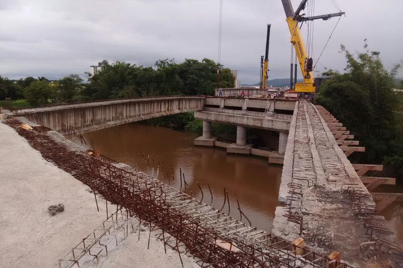 Três vigas do vão central da Ponte Jacob Ardigó já foram colocadas 1 (Leandro Serafim / Divulgação)
