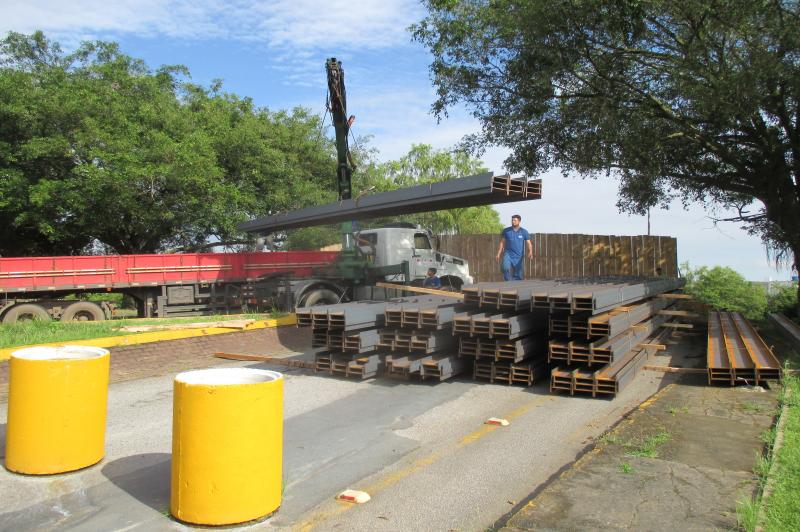 Estacas para reconstrução da Ponte Tancredo Neves começaram a chegar 1 (Leandro Serafim / Divulgação)