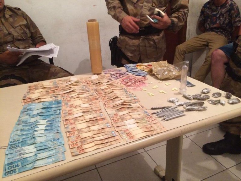 Trio é preso no São Vicente com maconha, ecstasy, LSD e mais de R$ 4 mil em espécie