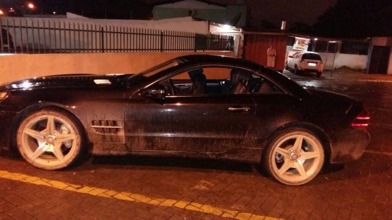 Ladrão é preso após passar por policiais de Mercedes roubada em alta velocidade