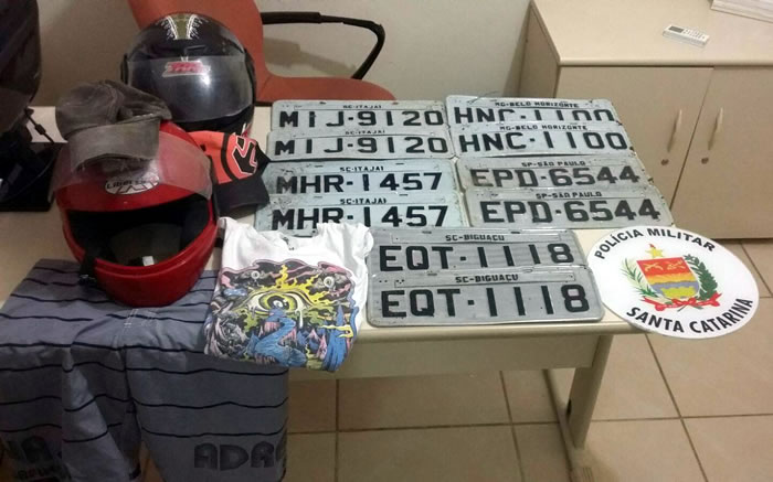 Polícia Militar apreende jovem que escondia placas de veículos em casa
