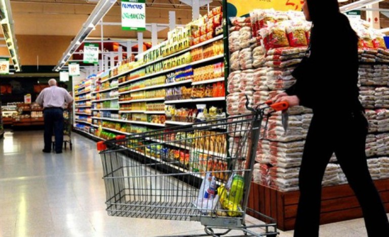 Dois são detidos por furto em supermercados de Itajaí no domingo