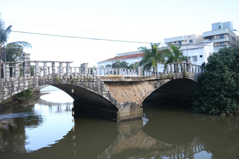Ponte é interditada no centro de Itapema