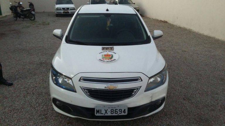 PPT apreende carro clonado em Camboriú, que havia sido furtado em São José