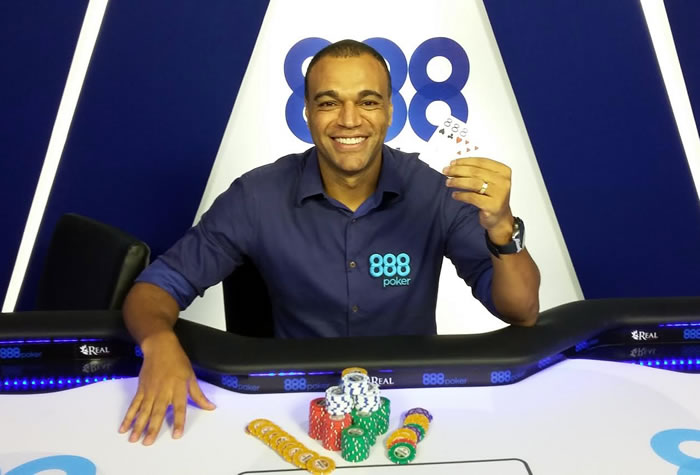 Pentacampeão Denílson estará em Balneário Camboriú para disputa de torneio de pôquer