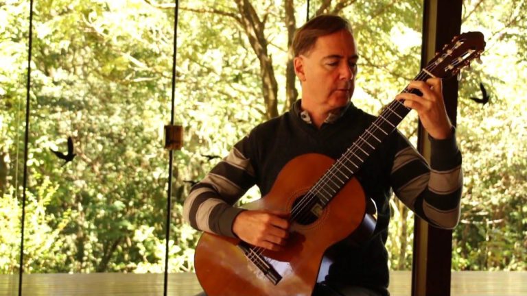 Violonista vencedor do Grammy se apresenta em Balneário Camboriú