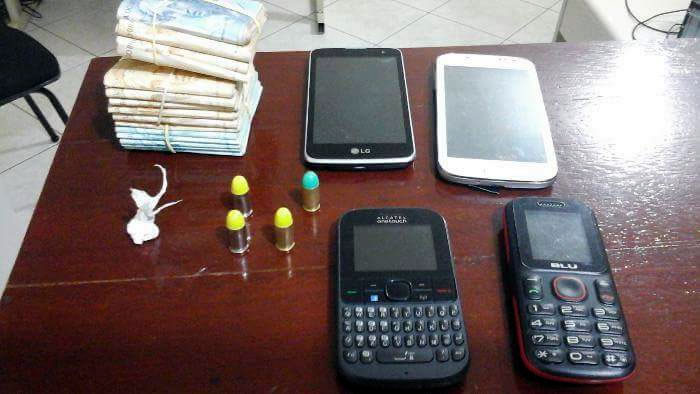 Homem é preso com drogas, munições e mais de R$ 14 mil